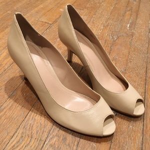Tahari 8.5M nude pumps heels